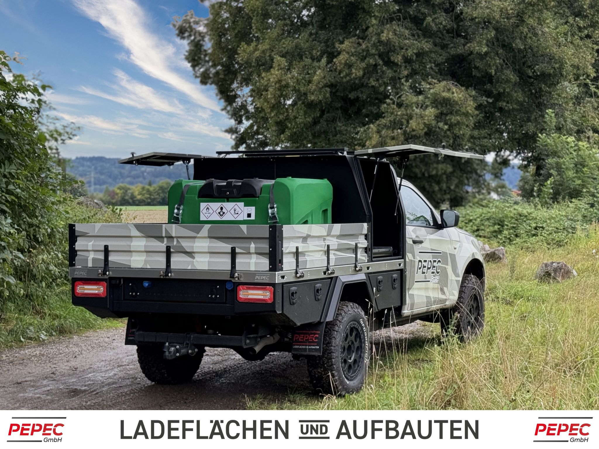 Isuzu D-MAX Pickup mit umgebauter PEPEC Ladefläche, inklusive Basic Box und mobiler Tankstelle für vielseitige Einsätze