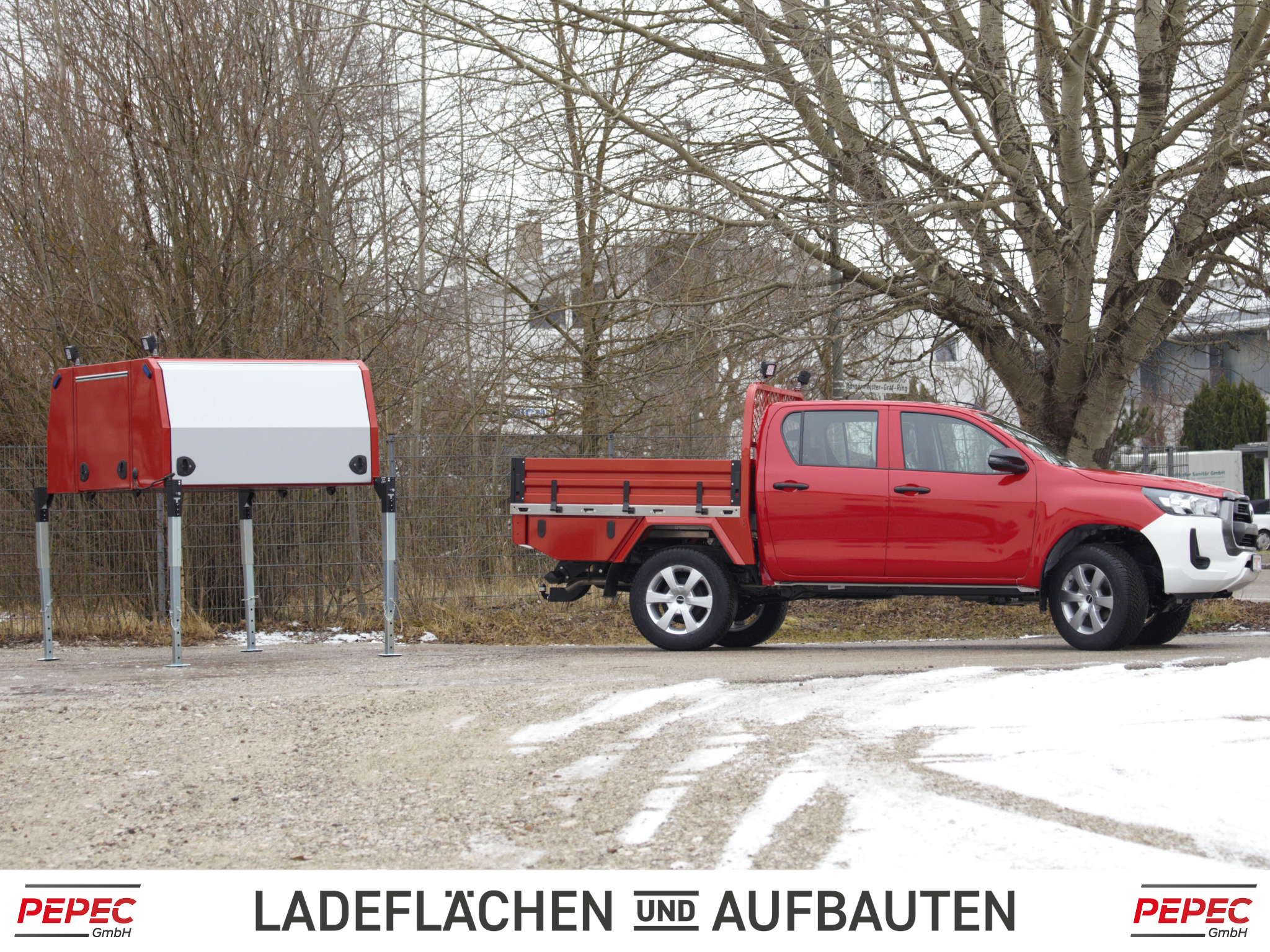 Toyota Hilux mit Ladefläche und Absetzbox auf Kurbelstützen, praktische Handhabung und vielseitige Einsatzmöglichkeiten