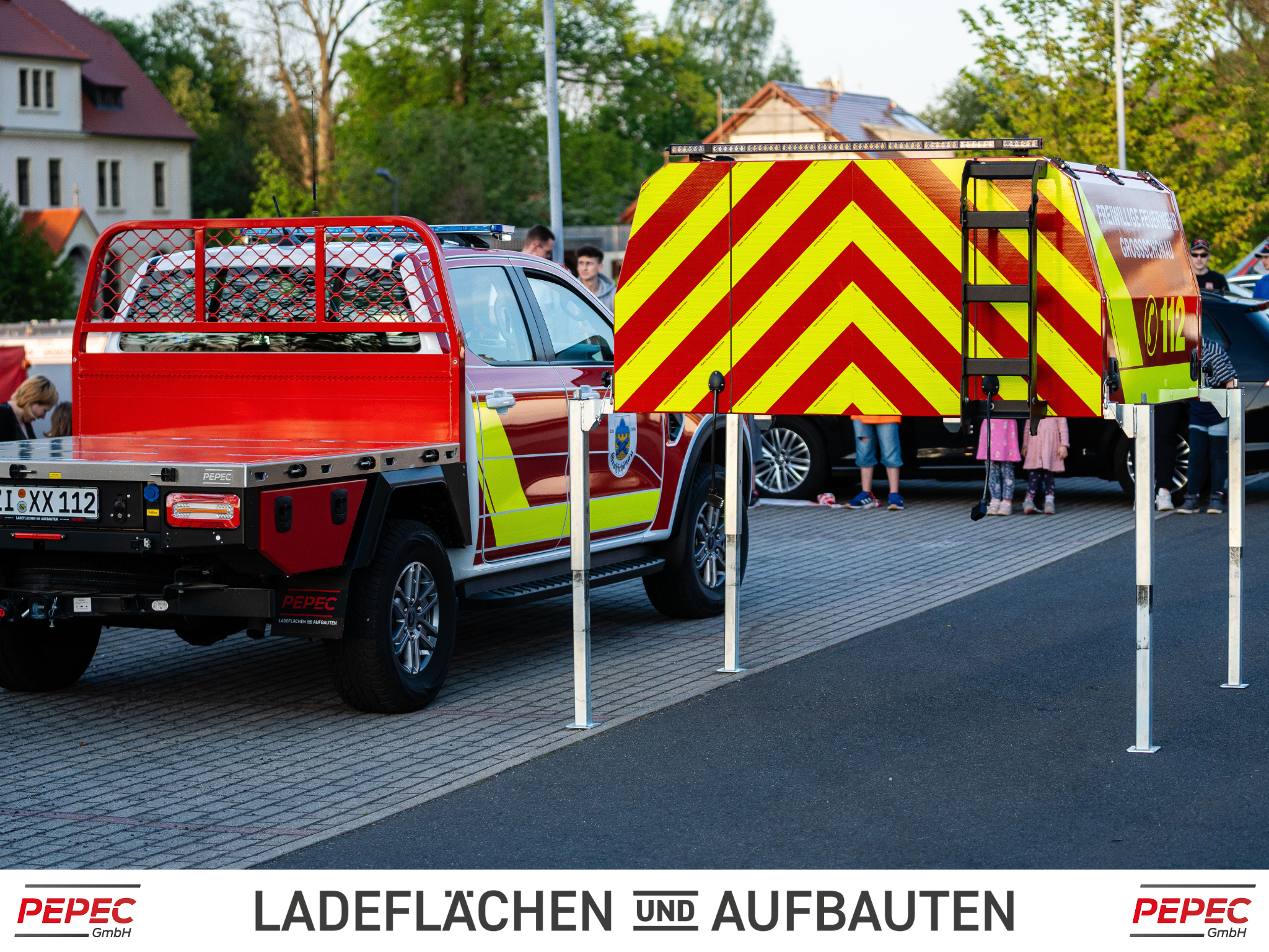 Pickup-Aufbau mit Wechselmodul für Feuerwehr und Rettungsdienst: Flachbettpritsche und Absetzbox für Geräte und Ausrüstung