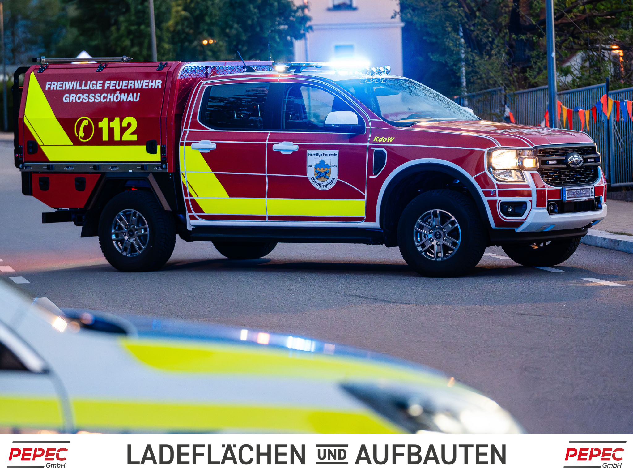 Pickup Ladeflächenumbau auf Ford Ranger mit PEPEC Ladefläche und Absetzbox, ideal für Feuerwehr- und Rettungseinsätze