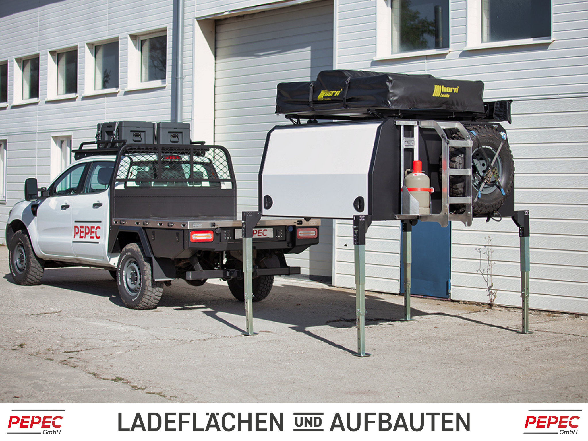 Ford Ranger Pickup mit Flatbed-Umbau, Absetzbox und Campingausstattung: Dachzelt, Heckleiter, Reserveradträger, Markise