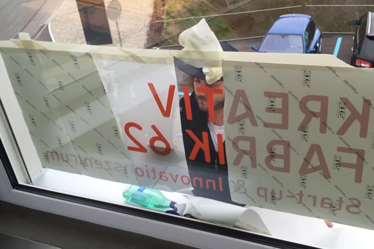 KleberFritz an der Montage eines Logos der KF62