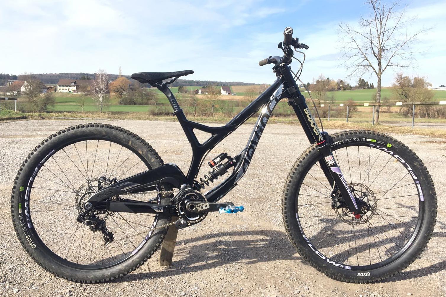 Beschriftetes DH-Bike für TeamProject