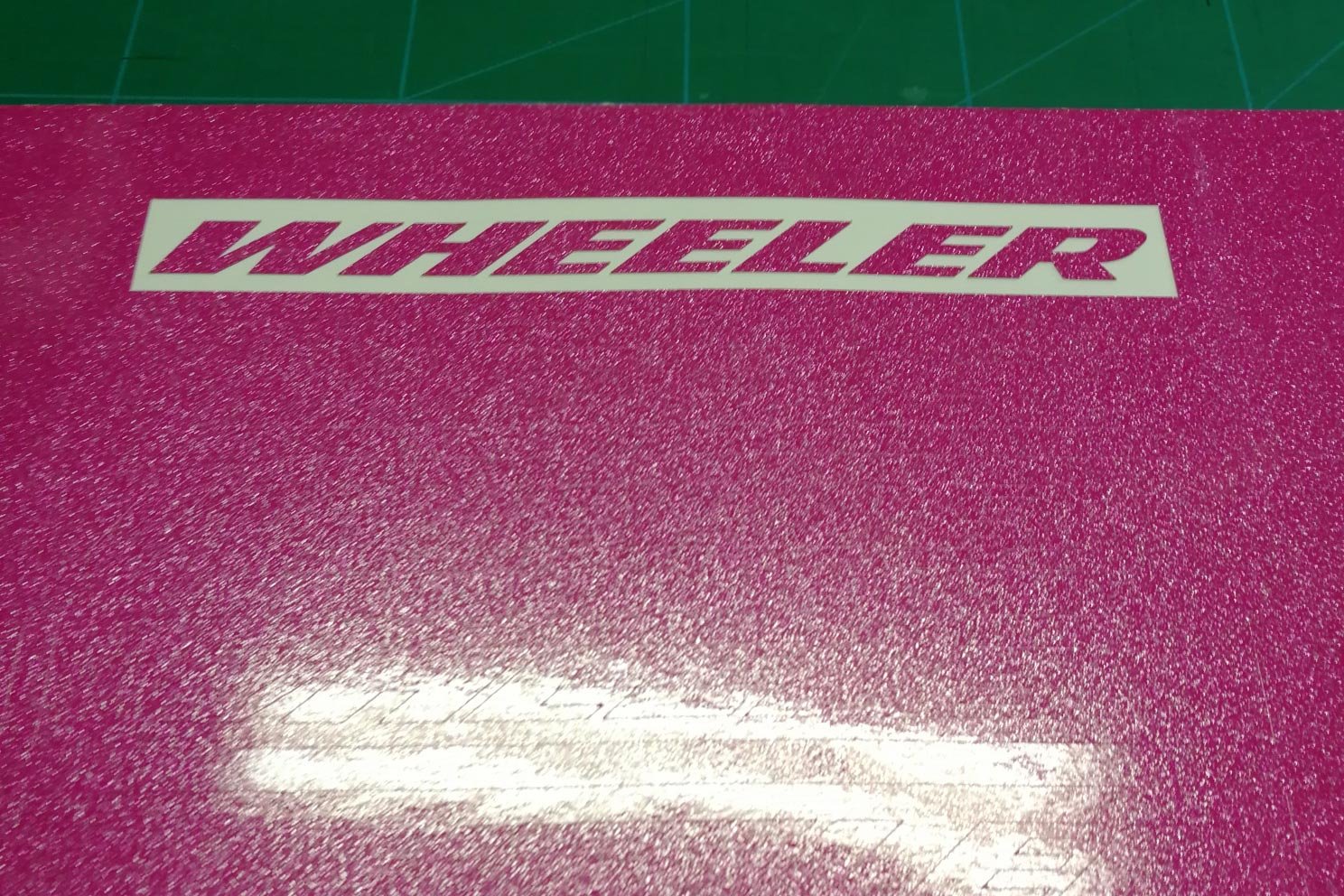 Teil der konturgeschnittenen Folie wurde entgittert