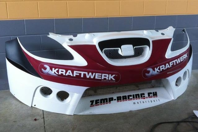 Beschriftung eines Rennwagens für Kraftwerk