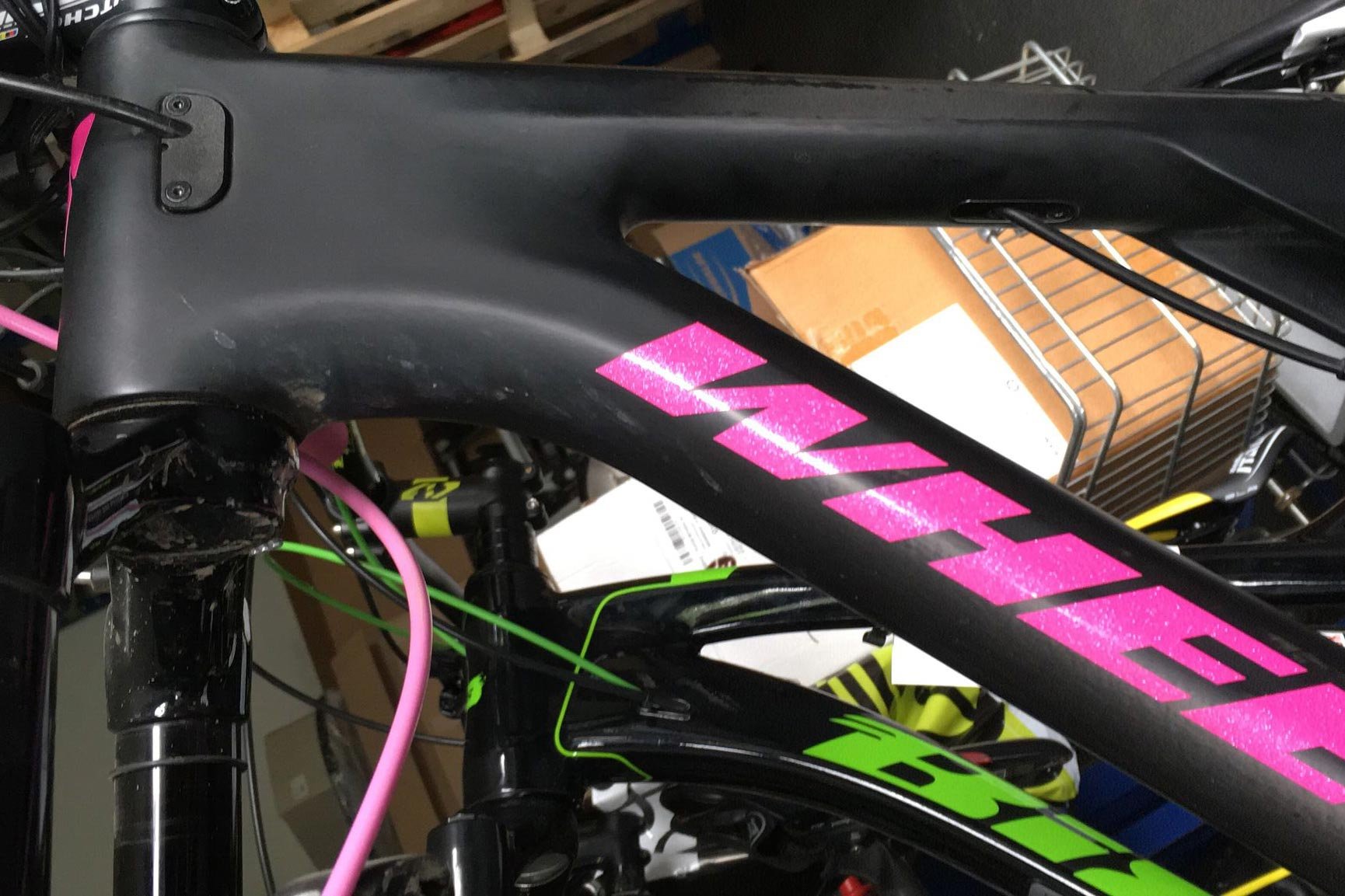 Hier der WHEELER Sticker mit Glitzereffekt montiert auf dem Bike