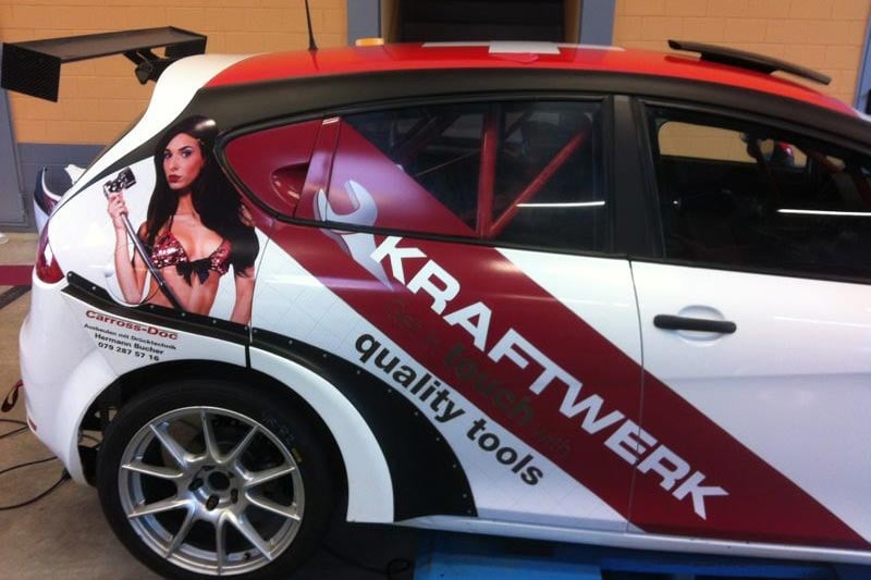 Beschriftung eines Rennwagens für Kraftwerk