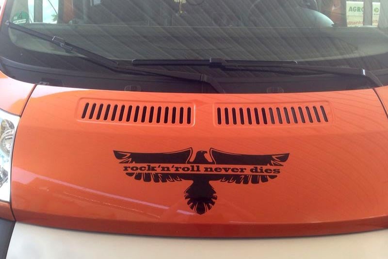 Konturgeschnittener Aufkleber an Auto montiert