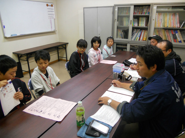 銀行で融資の相談です。事業計画を銀行員さんにしっかり説明します。