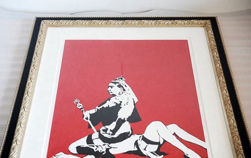 BanksyのQueen Victoriaを額装しました。