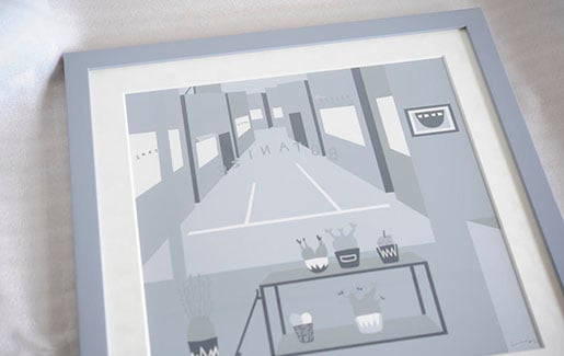 Ly（リィ）の作品のために調合した塗料使用のグレーのフレームの額装です。