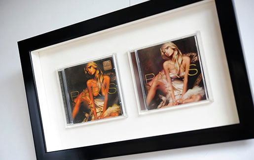 BanksyのあのパリスヒルトンのCDを豪華に２枚、並べて額装しました!