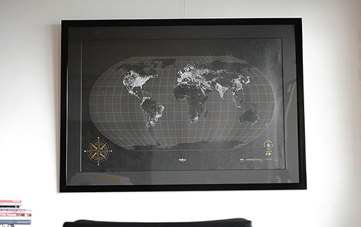 アンドリュー・アルトハウスのThe World at Nightを額装しました。