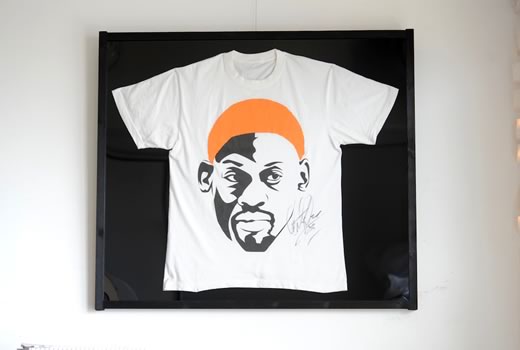 ご依頼いただいたＴシャツの額装をご紹介させていただきます。