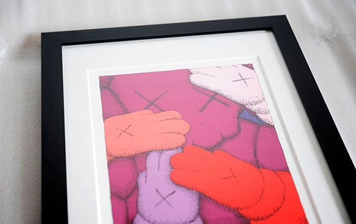 KAWSのURGE - Wine Redを額装しました。