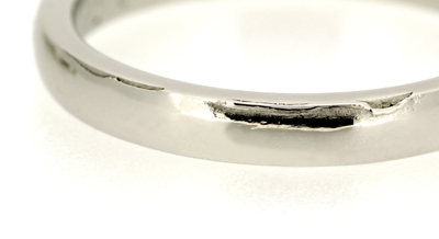 フルオーダーマリッジリング(結婚指輪)完成写真、男性用リングにあえて残された鋳造工程の痕
