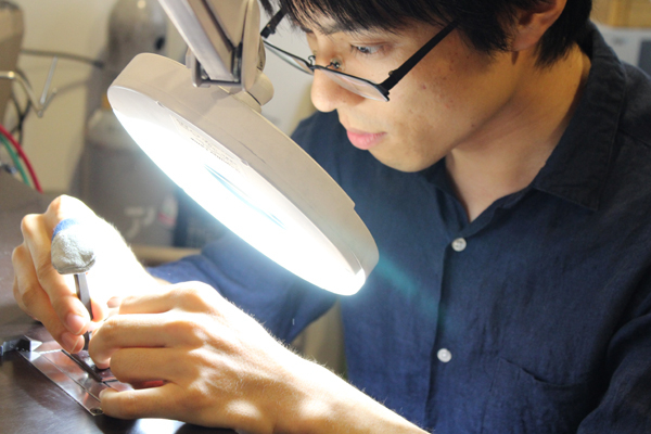 エンゲージリング制作体験・リング裏面への文字打刻1