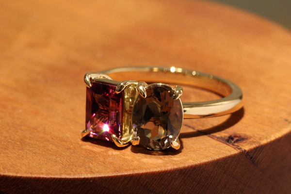 フルオーダーメイドリング完成写真、カットの異なるロードライトガーネットとスモーキークオーツを使った１８金イエローゴールドリング