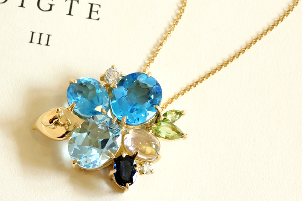 リフォーム後の18金イエローゴールド・各種色石を使った紫陽花とカエルモチーフのペンダント完成写真