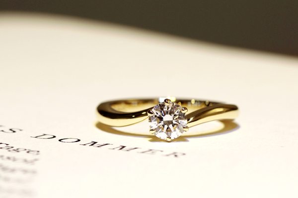 フルオーダーエンゲージリング(婚約指輪)完成写真、18金イエローゴールド・ダイヤモンド・光沢仕上げ