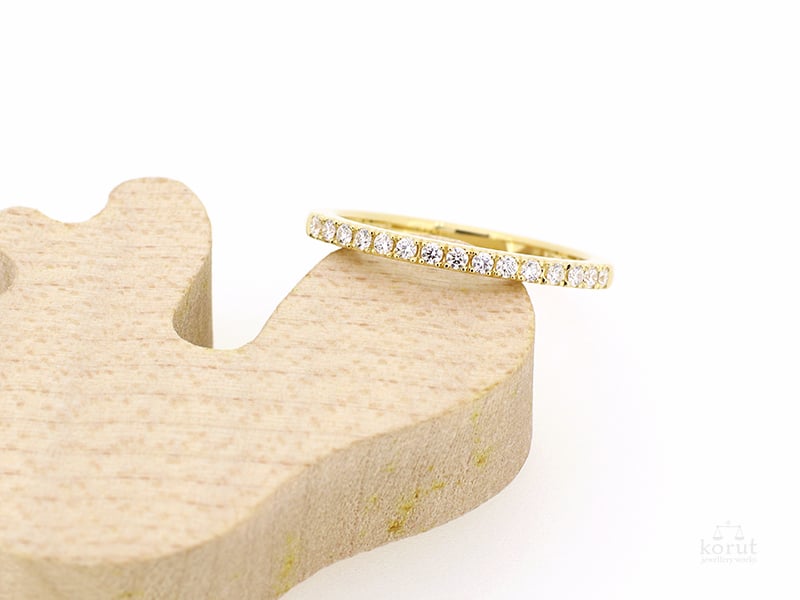 ゴールドのハーフエタニティリング