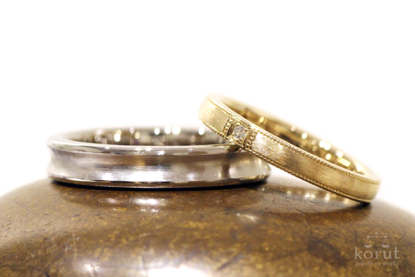 フルオーダーマリッジリング(結婚指輪)・男性用18金ホワイトゴールド、逆甲丸、つや消し加工・女性用18金イエローゴールド、ミルグレイン、ホワイトダイヤ、つや消し加工