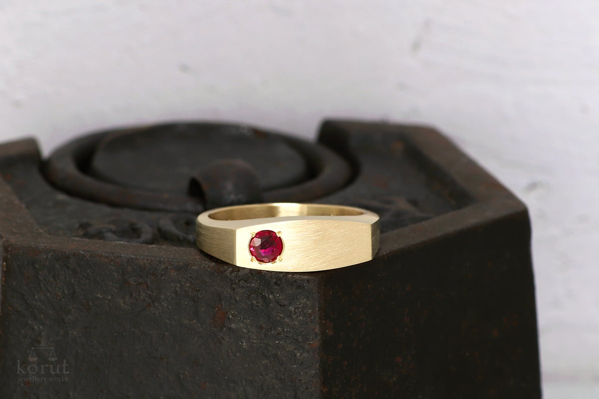 ルビーの印台リング