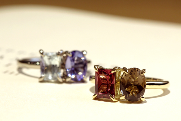 フルオーダーメイドリング完成写真、カットの異なるロードライトガーネットとスモーキークオーツを使った１８金イエローゴールドリングールド2ストーンリング、オーバルカットのシトリンとオーバルカボションのアメジストを使用