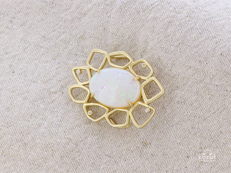 オパールのブローチ