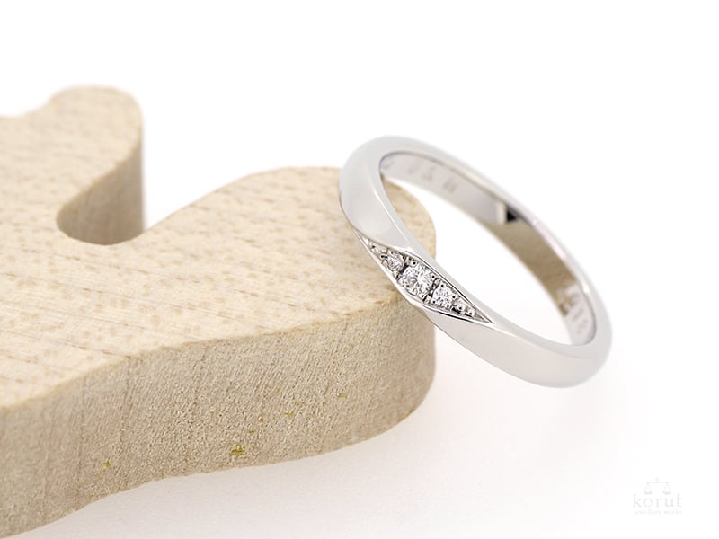 ダイヤモンド入りのマリッジリング（結婚指輪）