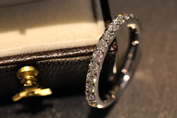 フルオーダーメイドエンゲージリング完成写真2、プラチナ900・ダイヤモンド・ハーフエタニティリング