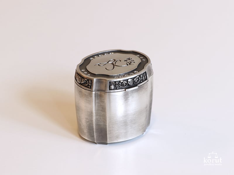 シルバー製の蓋付きケース