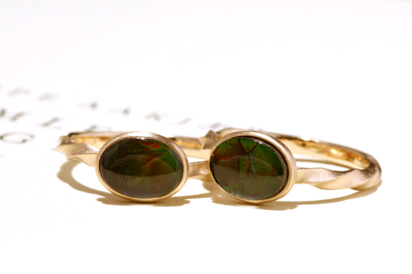リフォーム後のアンモライトを使った18金イエローゴールドと18金ピンクゴールドのリング完成写真