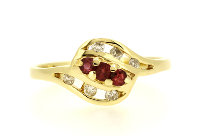 18金色ーゴールド・ルビー・ダイヤモンドリングの石留め修理後、ルビー1石を留め直しと全体的に傷を磨き直し