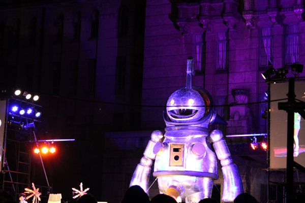 京都国際映画祭・紫色に怪しく照らされるジャイアント・オタマトーン