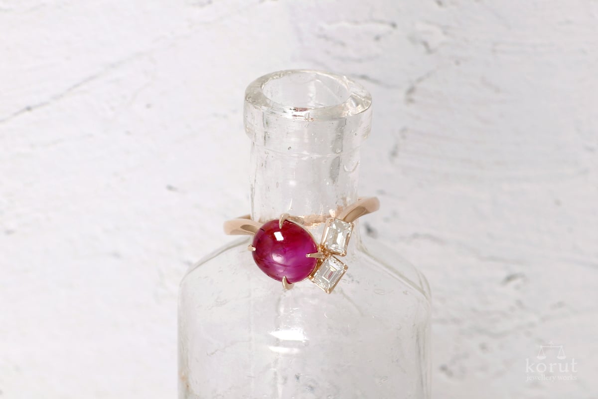 ランダムに石を配置したV字リング