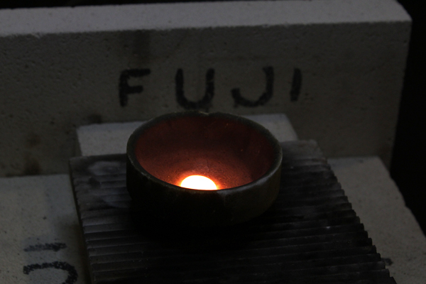 溶解作業後、徐々に温度の下がっていくプラチナの様子