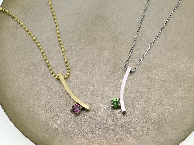 ガーネットをあしらった、ペアのペンダント。シルバー製。