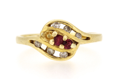 18金色ーゴールド・ルビー・ダイヤモンドリングの石留め修理前、ルビーが1石外れてしまっている状態