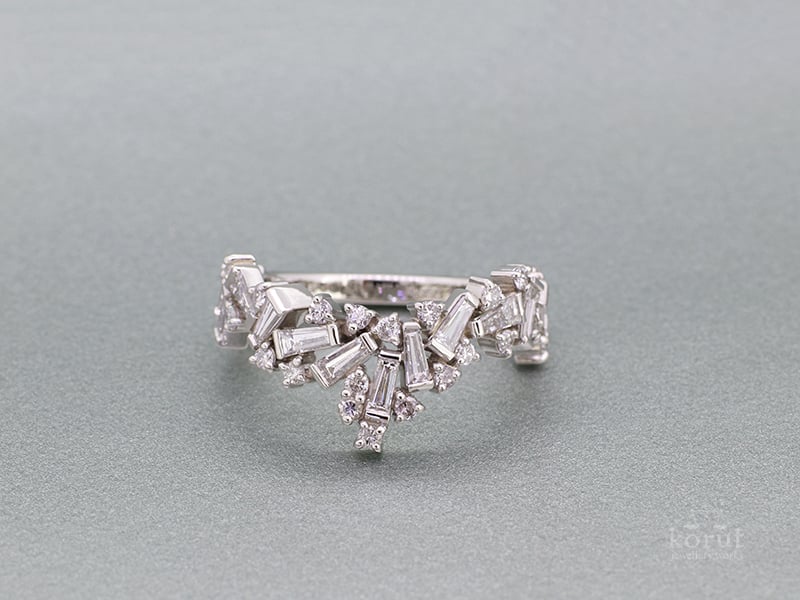 テーパーバゲットカットとラウンドカットのダイヤモンドを使用したV字リング/リフォーム後