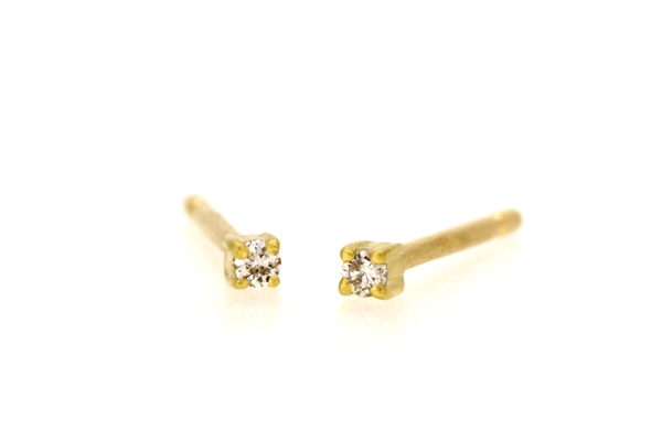 リフォーム後の18金イエローゴールドメレダイヤ付きスタッドピアス
