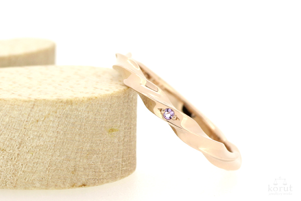 ピンクゴールドのピンキーリングに2月の誕生石アメジストを留めています