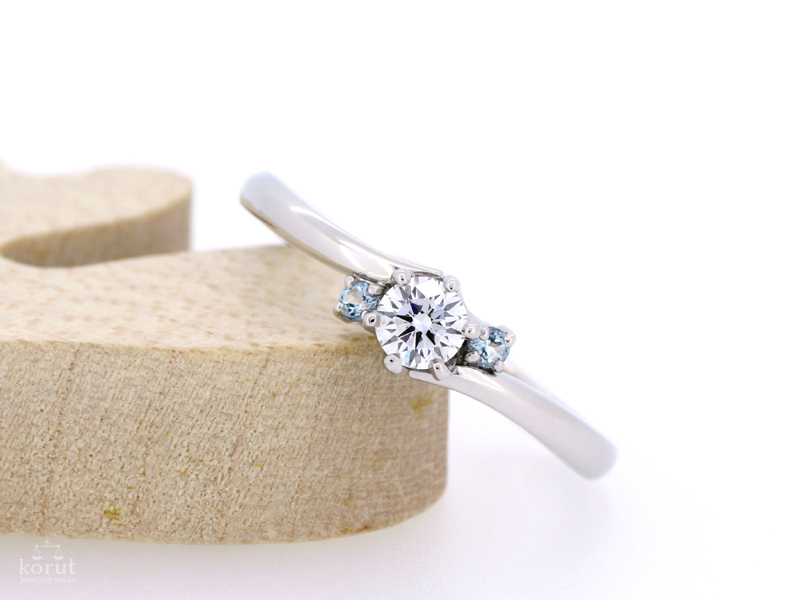 誕生石のブルートパーズをあしらったエンゲージリング（婚約指輪）