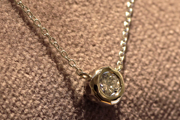 一粒石ダイヤモンドペンダントのバリエーション、18金ホワイトゴールド、槌目デザインフクリン枠