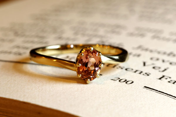 フルオーダーリング完成写真1、18金イエローゴールド・シェリーカラーインペリアルトパーズ