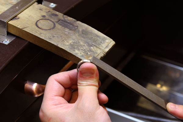 フルオーダーマリッジリング(結婚指輪)制作風景、ヤスリでのリング成形