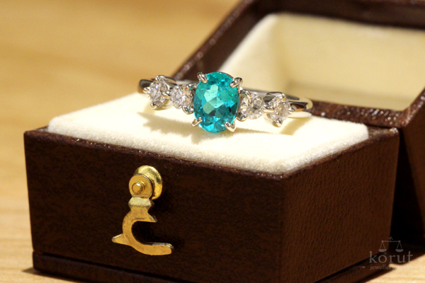 パライバトルマリンのエンゲージリング（婚約指輪）