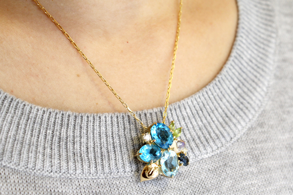 リフォーム後の18金イエローゴールド・各種色石を使った紫陽花とカエルモチーフのペンダント着用写真