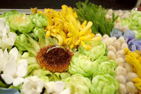 サプライズのプロポーズのために用意されたエンゲージリング(婚約指輪)、アルミのアタッシュケースに収められたお花とリング(アップ)