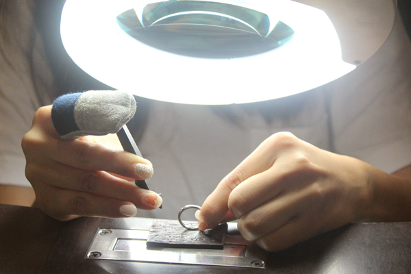 マリッジrング(結婚指輪)への打刻体験4